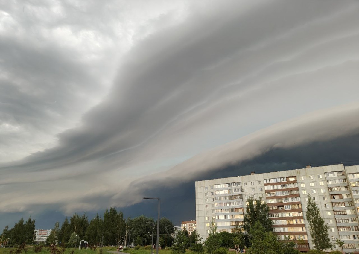 Такое завораживающе красивое и в то же время пугающее небо. Великий Новгород. Июль 2025