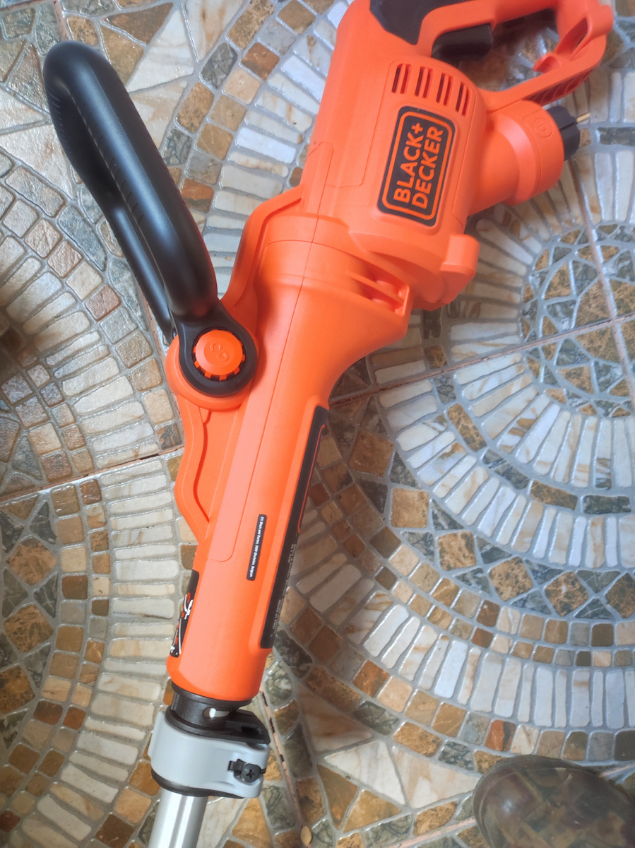 Фото автора, триммер Black+Decker, июль 2022 года