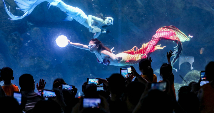 У них еще светящаяся жемчужина в руках, такая сказка!!!