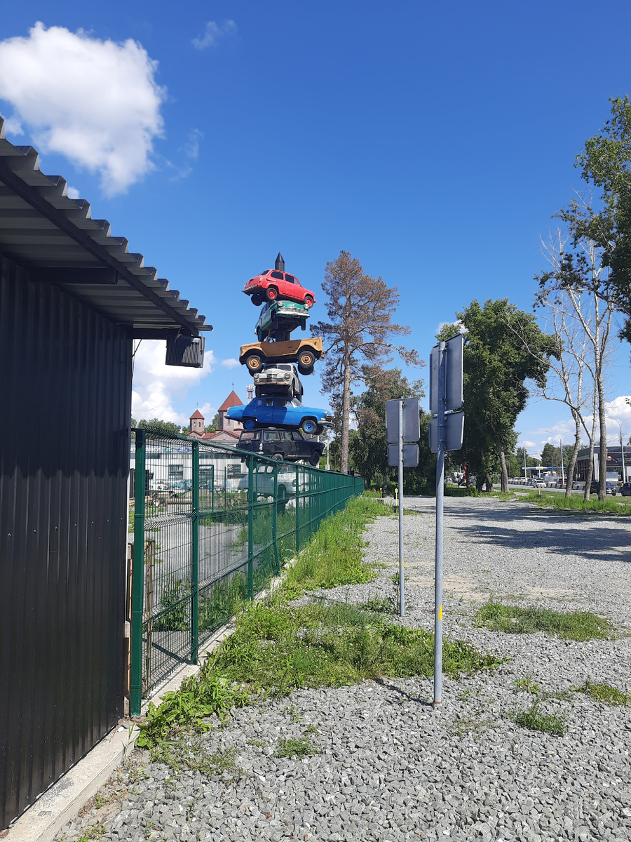 Находится в пригороде