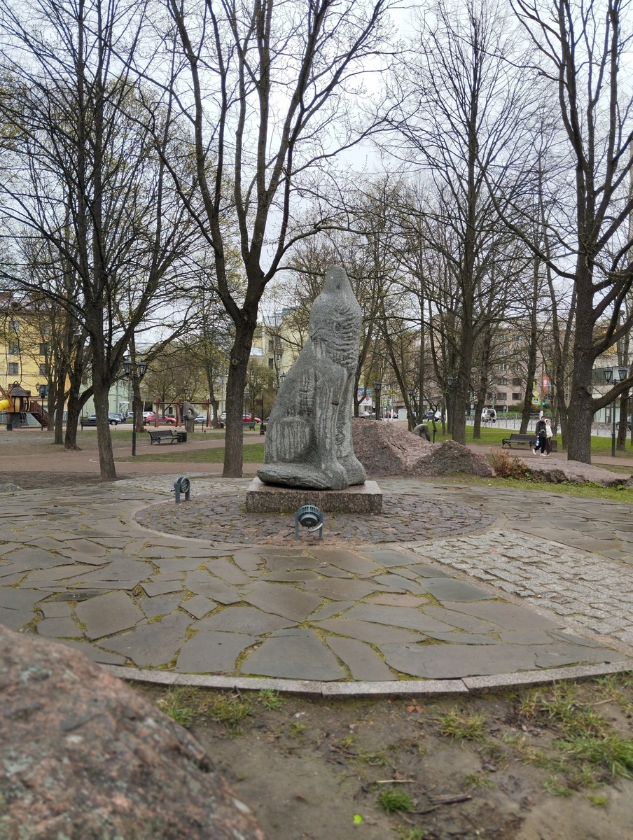 Скульптура "Воющий волк"