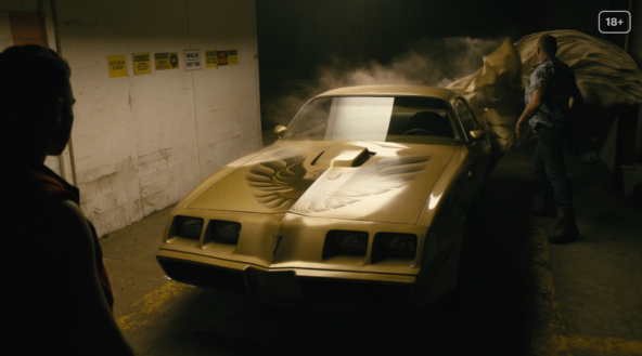 Вот цель за которой следует Уэйн  - золотистый Pontiac TransAm 1979 года выпуска.