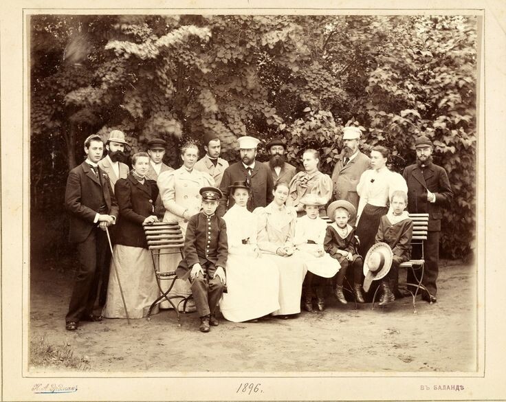 С.Д. Шереметев (в центре) вместе со своей семьей и гостями