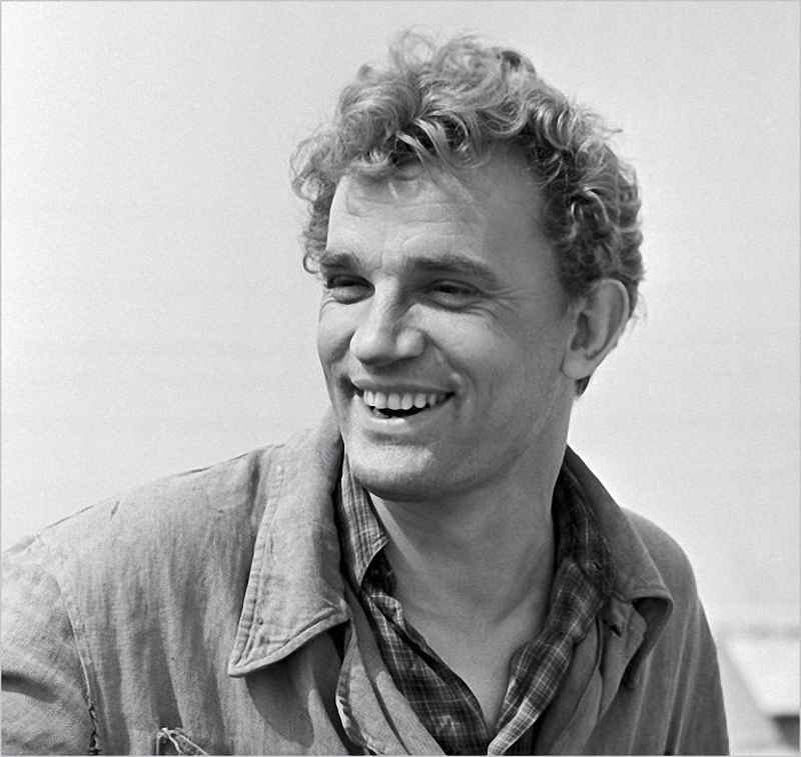    Евгений Урбанский в роли Шофера Пронякина на съемках «Большая руда». Кадр видео