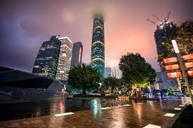 Гуанчжоу является важнейшим центром международной торговли в Китае. В городе сосредоточены крупнейшие бизнес-центры и выставочные площадки. Особое значение имеет «Canton Fair» – одна из крупнейших торговых выставок в Азии, которая проводится здесь дважды в год. Исторически город был первым и единственным портом Китая, открытым для внешней торговли в середине XIX века. Сегодня Гуанчжоу продолжает оставаться ключевым хабом для предпринимателей со всего мира, где они могут найти новые товары и наладить деловые контакты.