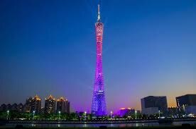 «Canton Tower» в Гуанчжоу – это не просто смотровая площадка, а настоящий центр развлечений на высоте. На башне установлено самое высокое в мире колесо обозрения, а также уникальный аттракцион свободного падения, расположенный на рекордной высоте. 
Особого внимания заслуживает самая длинная в мире открытая винтовая лестница, которая начинается на высоте 170 метров и поднимается ещё на 170 метров вверх. У промежуточных площадок установлен стеклянный пол, что добавляет острых ощущений смельчакам, решившим преодолеть этот путь. Башня может похвастаться впечатляющей прочностью – она способна выдержать ветровую нагрузку со скоростью до 400 км/ч. При этом её вес составляет 100 000 тонн, а общая высота достигает 602 метров.