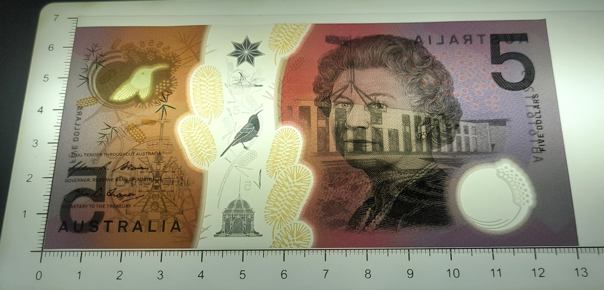 банкнота на просвет - полимерный материал: 5 долларов Австралии