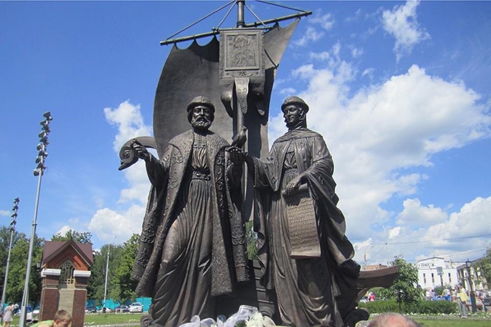 Памятник Петру и Февронии возле Свято-Михайловского собора Ижевска