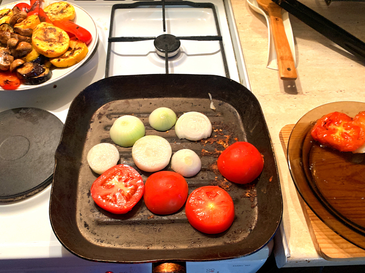 Овощи на гриле для мяса дикого кабана