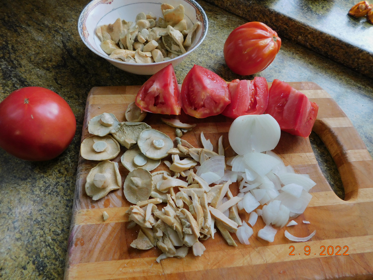 Первый раз солила, прошло 45 суток после засолки. Грузди суховаты, немного "острят", но вид прекрасный, а сухость можно преодолеть мелкой нарезкой и сочетанием с помидорами и луком в салате. Фото автора. Архив 2022