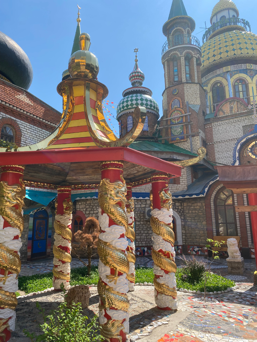 Казань. Во дворе Храма всех религий 