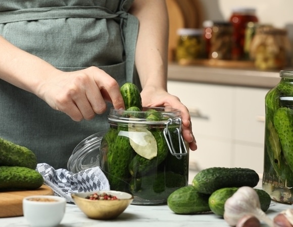 Рецепт из бабушкиной тетрадки: те самые хрустящие маринованные огурчики, которые исчезают моментально