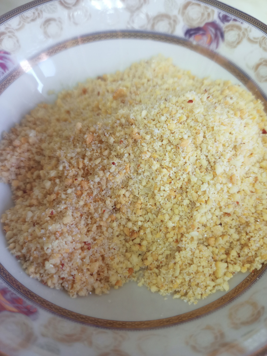 У меня орехи получились достаточно мелко, можно оставлять их более крупными кусочками