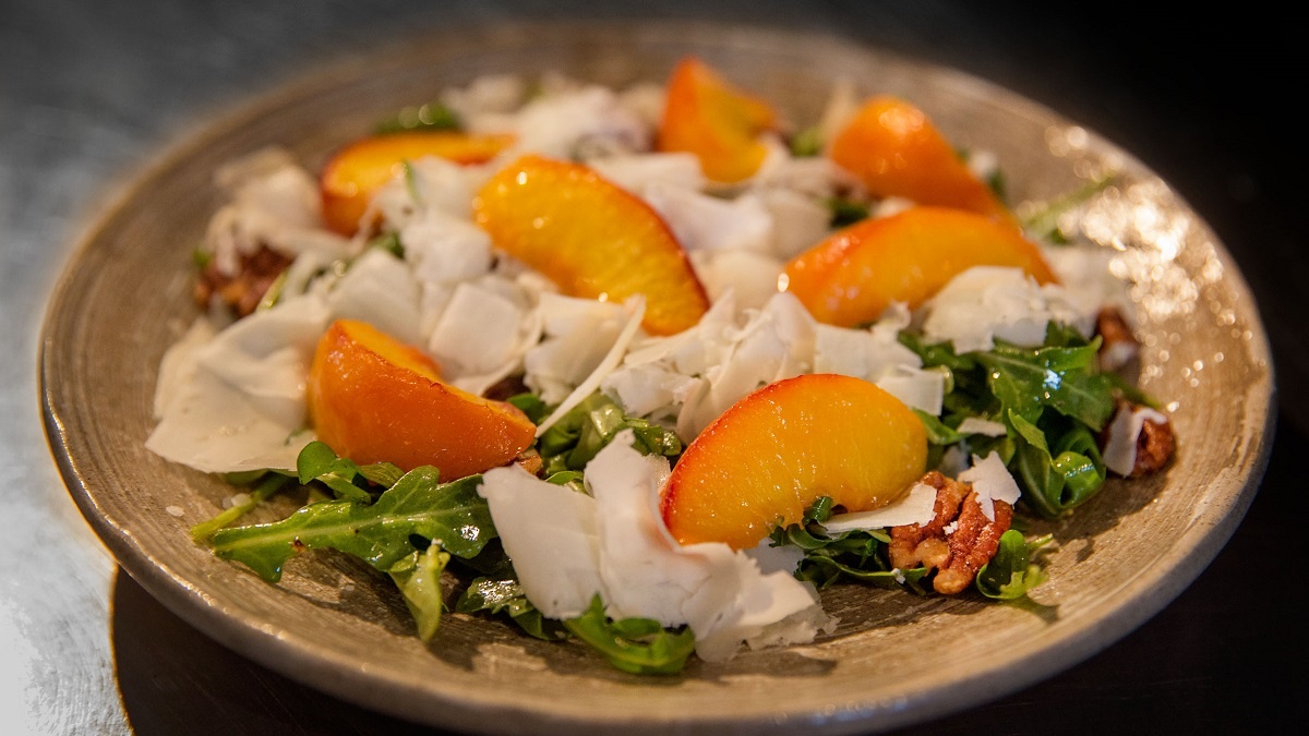    Тёплый салат с персиком, беконом и козьим сыром. Фото: Greg Lovett / ZUMAPRESS.com / www.globallookpress.com