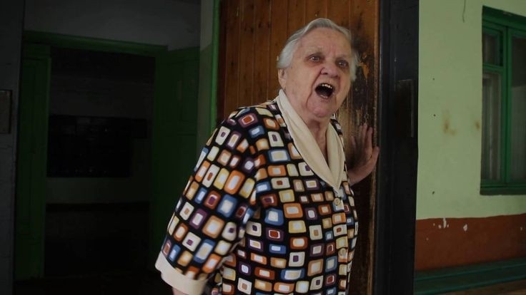 Фото из интернета. Ругается около подъезда.