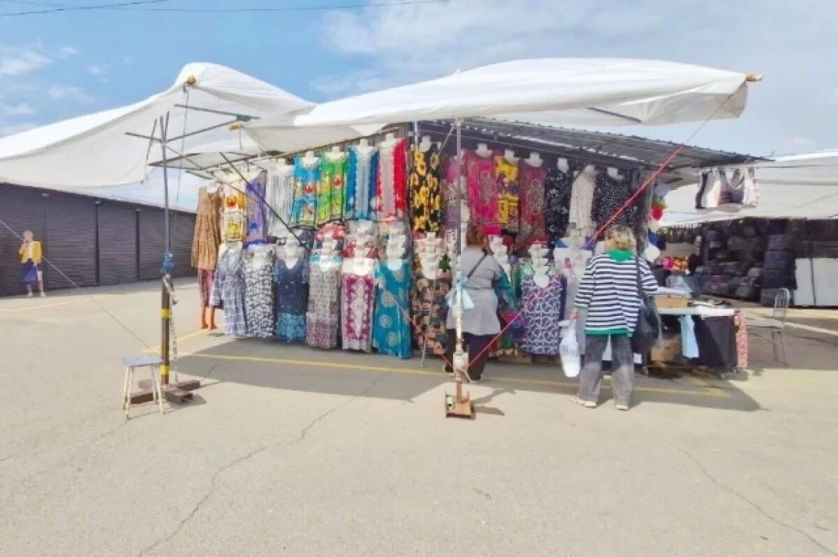    В будний день покупателей на рынках мало.