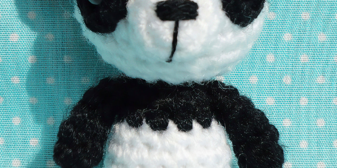 Брелок Панда (описание для вязания крючком)