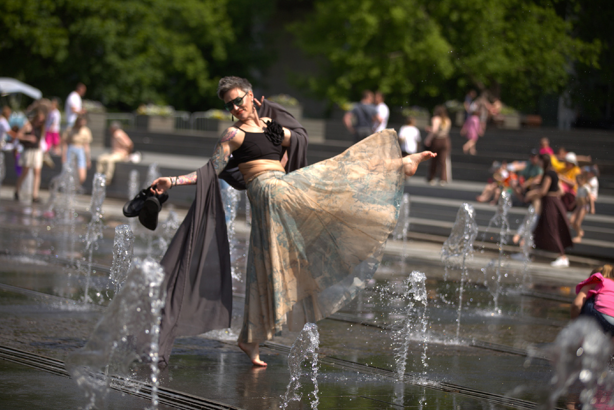 Москва, 25.05.2025, съёмки летнего сезона подкаст-сериала "говорит Art Queen" сезон "Эвенторы снова в деле". В кадре Нина Маршак, фотограф Лена Киселёва, локация "Парк Музеон".