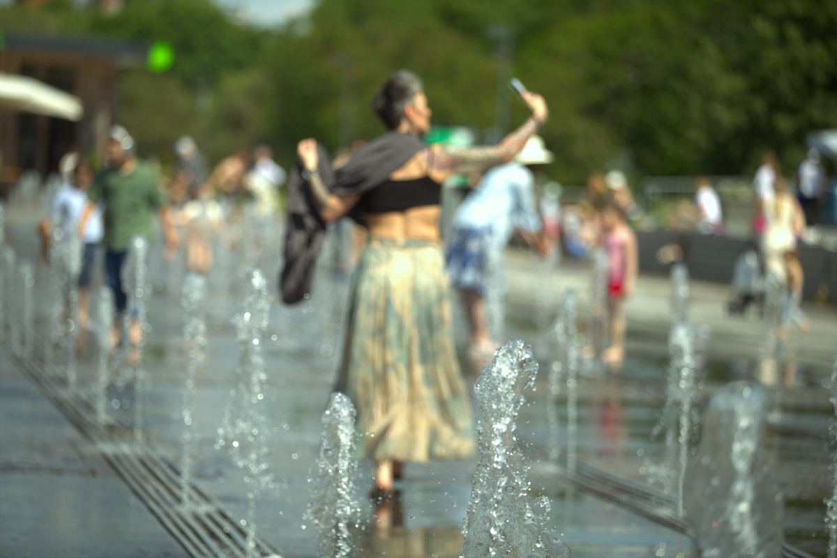 Москва, 25.05.2025, съёмки летнего сезона подкаст-сериала "говорит Art Queen" сезон "Эвенторы снова в деле". В кадре Нина Маршак, фотограф Лена Киселёва, локация "Парк Музеон".