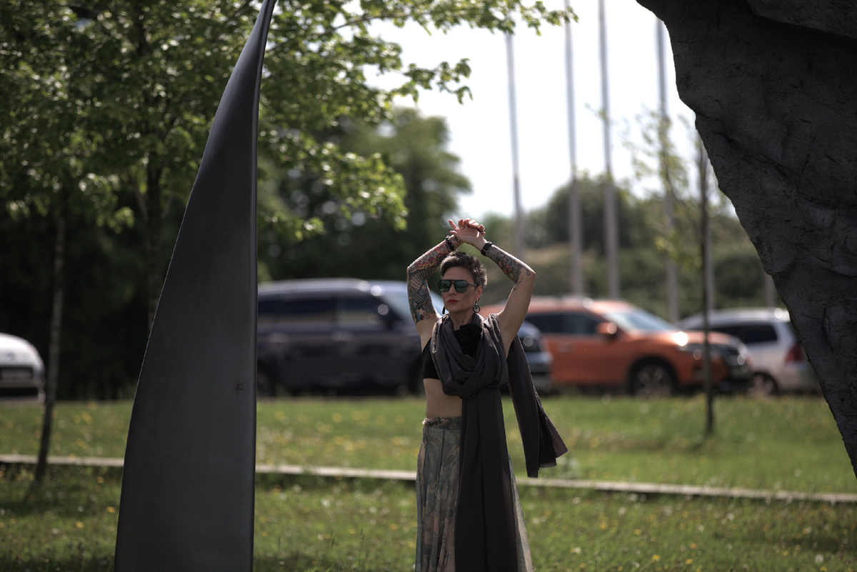 Москва, 25.05.2025, съёмки летнего сезона подкаст-сериала "говорит Art Queen" сезон "Эвенторы снова в деле". В кадре Нина Маршак, фотограф Лена Киселёва, локация "Парк Музеон".