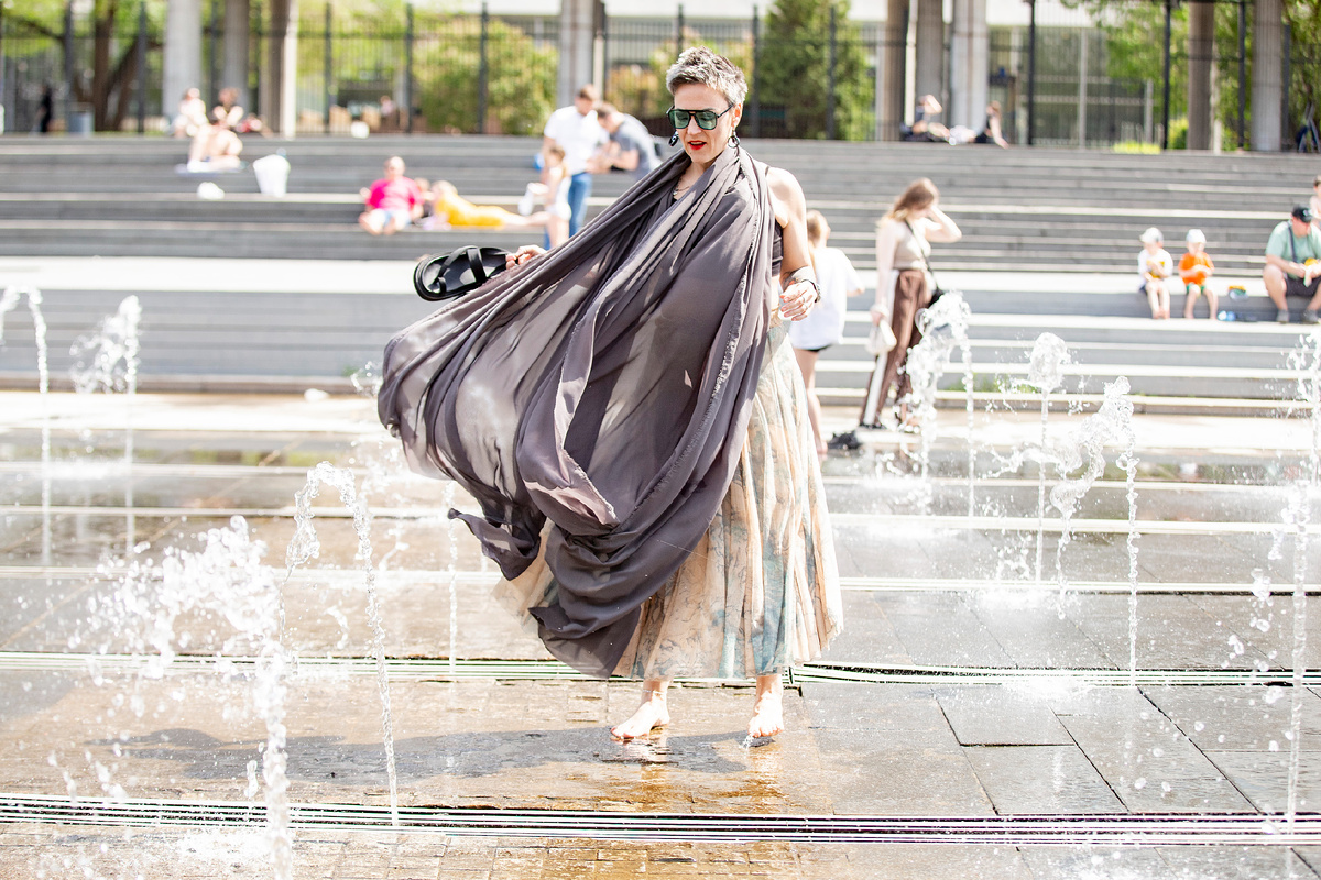 Москва, 25.05.2025, съёмки летнего сезона подкаст-сериала "говорит Art Queen" сезон "Эвенторы снова в деле". В кадре Нина Маршак, фотограф Лена Киселёва, локация "Парк Музеон"