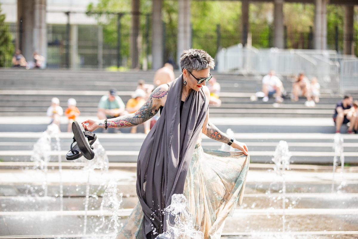 Москва, 25.05.2025, съёмки летнего сезона подкаст-сериала "говорит Art Queen" сезон "Эвенторы снова в деле". В кадре Нина Маршак, фотограф Лена Киселёва, локация "Парк Музеон"