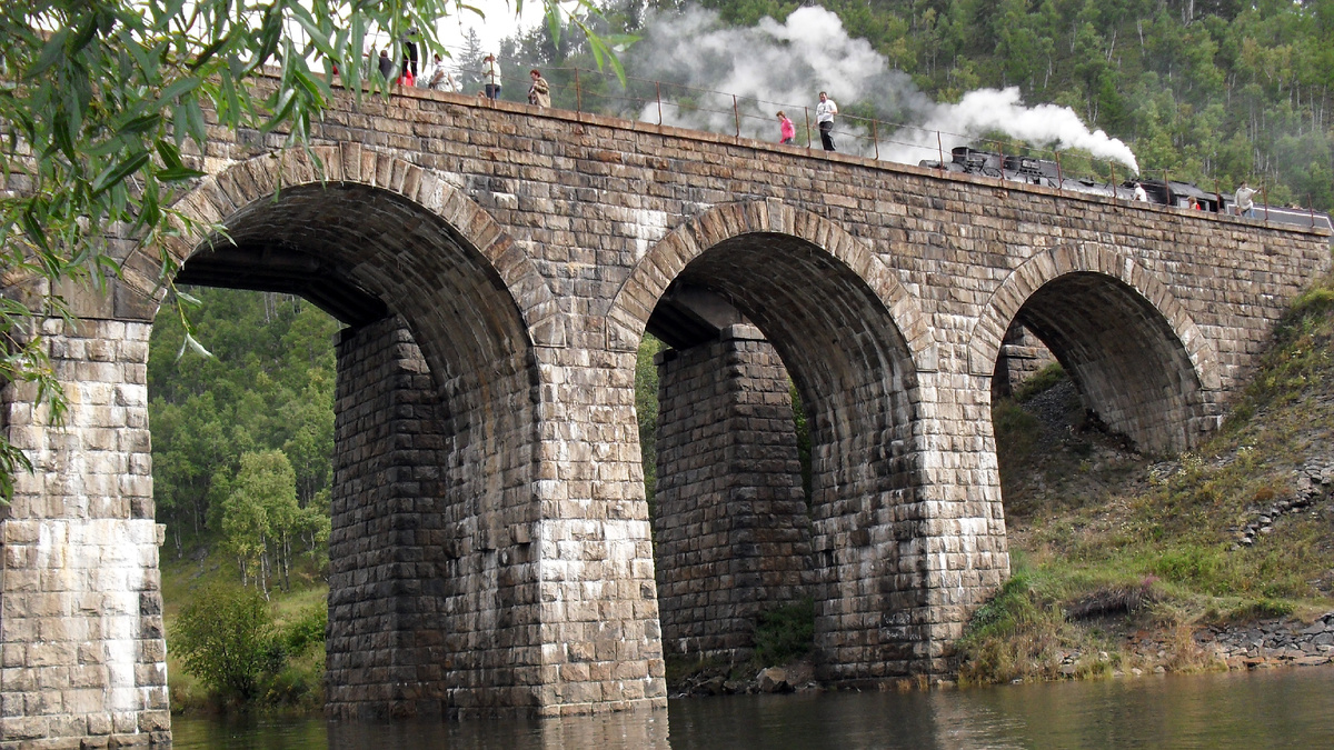 Одно из удивительных сооружений КБЖД - каменный виадук через небольшую речку, впадающую тут же в Байкал