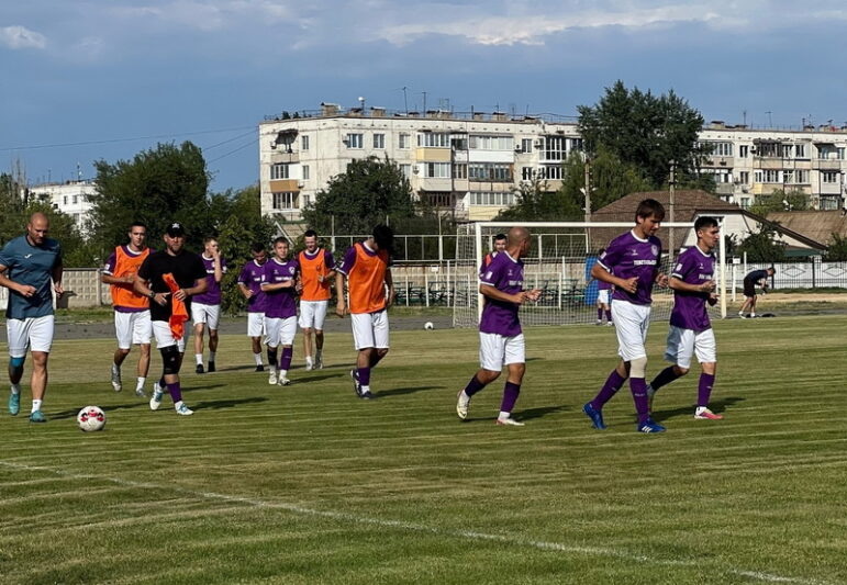    ФК "Текстильщик" (Камышин) на разминке. Фото Виктории Новиковой