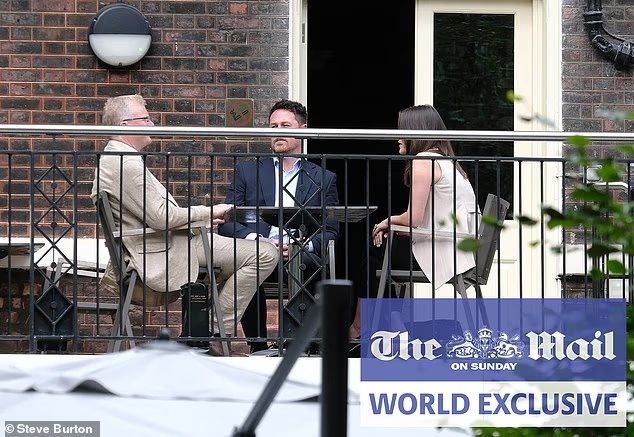 Да, вот в таком виде, как у Меридит, являются на секретные саммиты. Где - то тихо захихикали сомалийские пираты. 