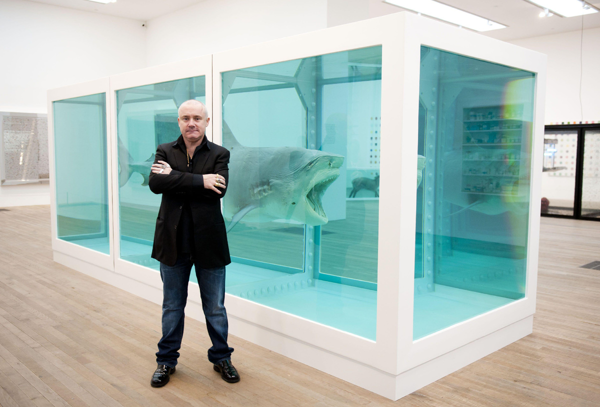 Дэмиен Хёрст на фоне инсталляции «Физическая невозможность смерти в сознании живущего». Частная коллекция