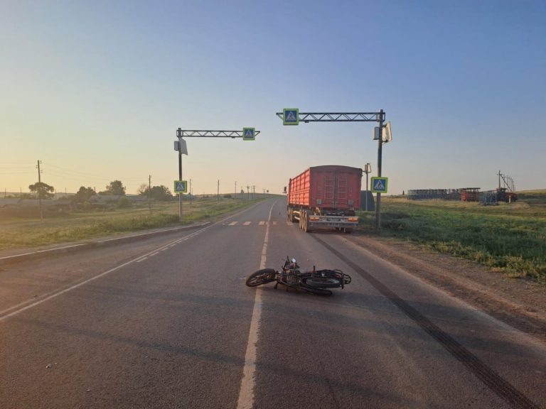    В Первомайском районе подросток на питбайке попал под грузовик Оренбуржье