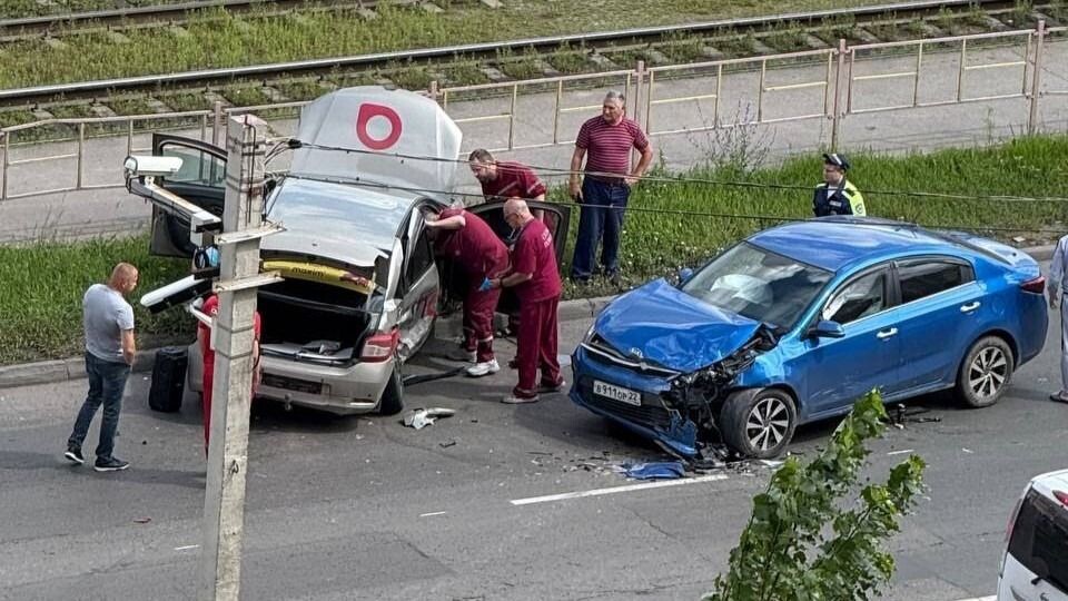    ДТП у ТЦ "Заря". Источник: t.me/incident22