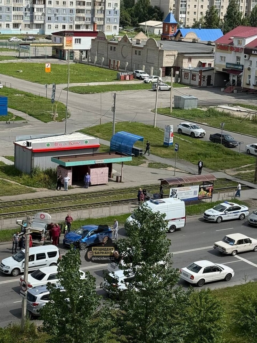    ДТП на ул. Власихинской. Источник: t.me/incident22