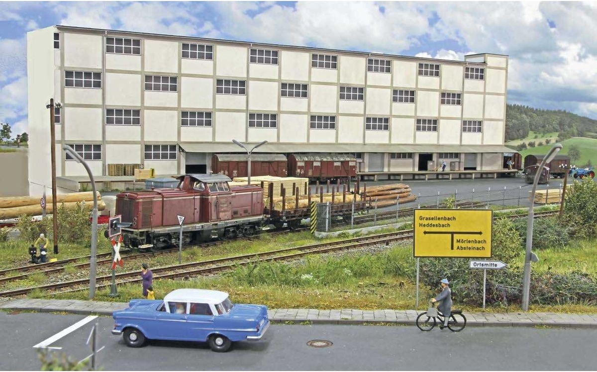 Одним из крупнейших предприятий в районе Überwaldbahn были Hessischen Hölzerwerke, позже переименованные в Coronet. Здесь более 1 000 человек производили деревянные изделия, сырьё и готовая продукция которых транспортировались по железной дороге. 