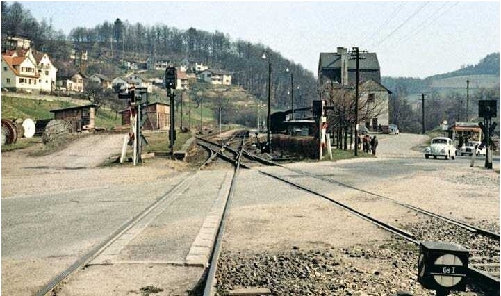 Непосредственно от станции Унтер-Вальдмихельбах путь через стрелочный перевод вел к подъездному пути деревообрабатывающего завода. При этом пересекалась шоссейная дорога в направлении Мерленбаха.