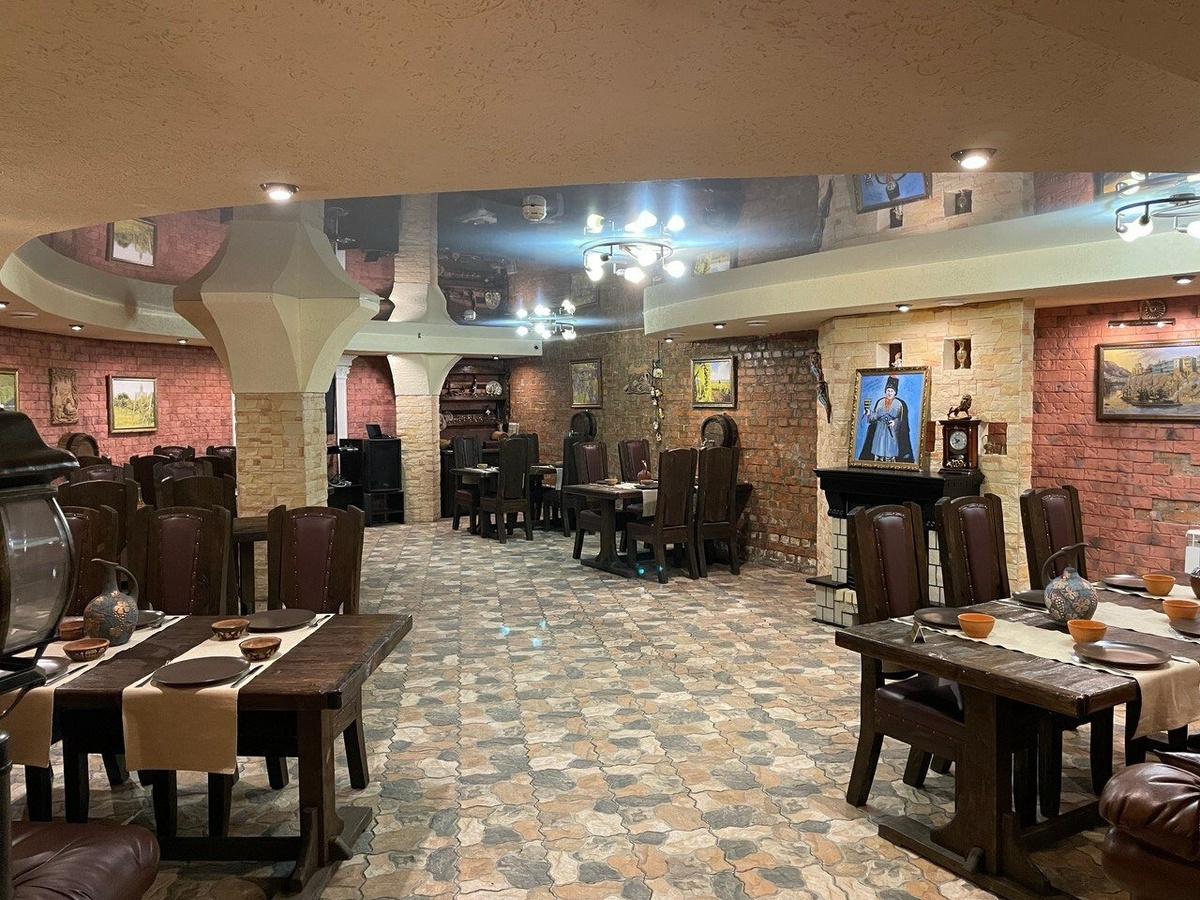 Банкетный зал "Грузинский" ресторана грузинской кухни "Ностальгия" до 50 гостей - бочки с вином (настоящие, из них можно налить вино), камин, мягкие диваны, уют - всё для душевных застолий! 
