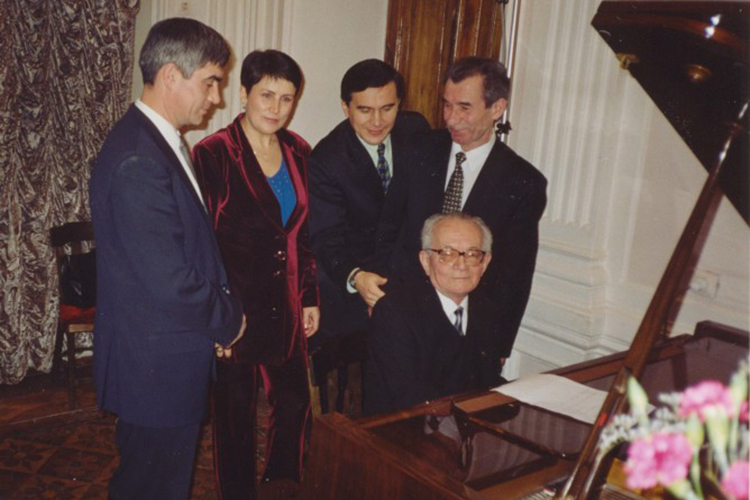 Он перенес татарскую музыку «в новое пространство», восстановив ее связи с мусульманским миром, говорили эксперты «БИЗНЕС Online» об Алмазе Монасыпове
Фото из личного архива