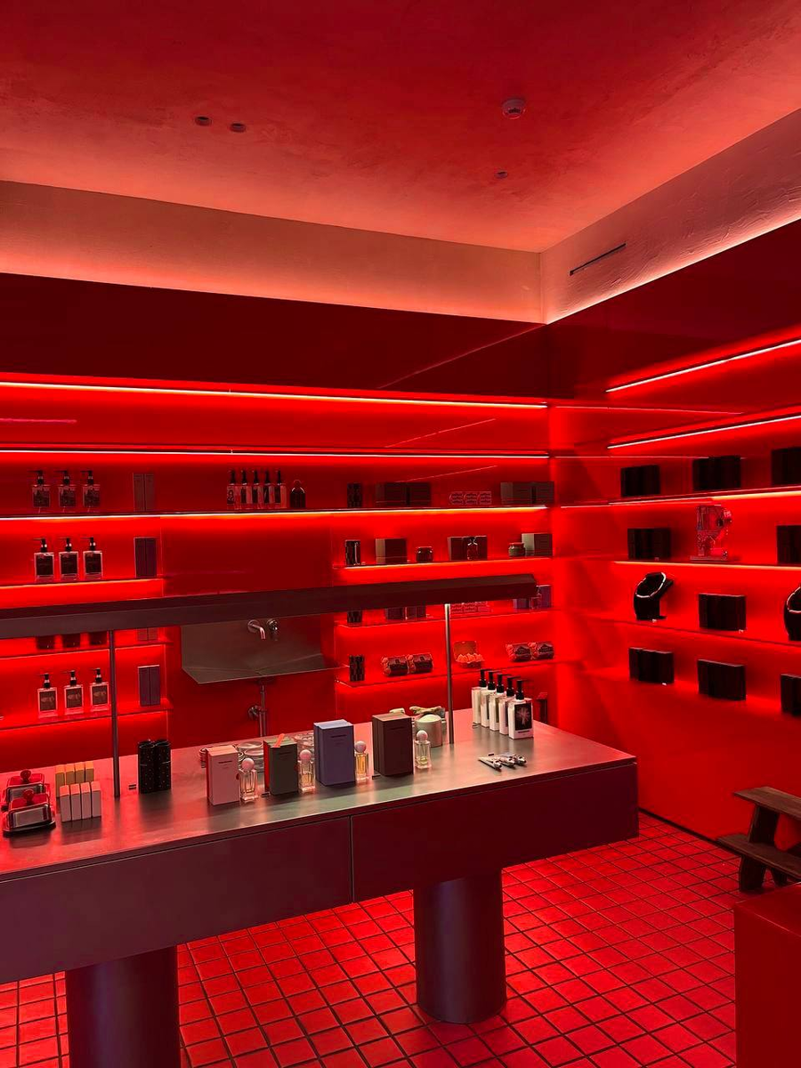 Внутри PREDUBEZHDAI. Санкт-Петербург