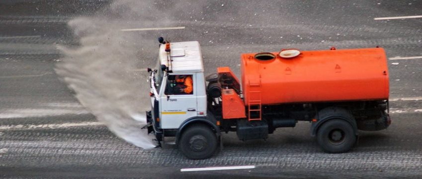 В ВОЛГОГРАДЕ НАЧАЛИ ПОЛИВАТЬ АВТОДОРОГИ ВОДОЙ ИЗ-ЗА ЖАРЫ