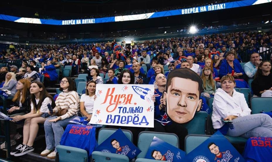    Болельщики СКА уже любят Евгения Кузнецова и ждут от него чудес. Фото: Соцсети ХК СКА