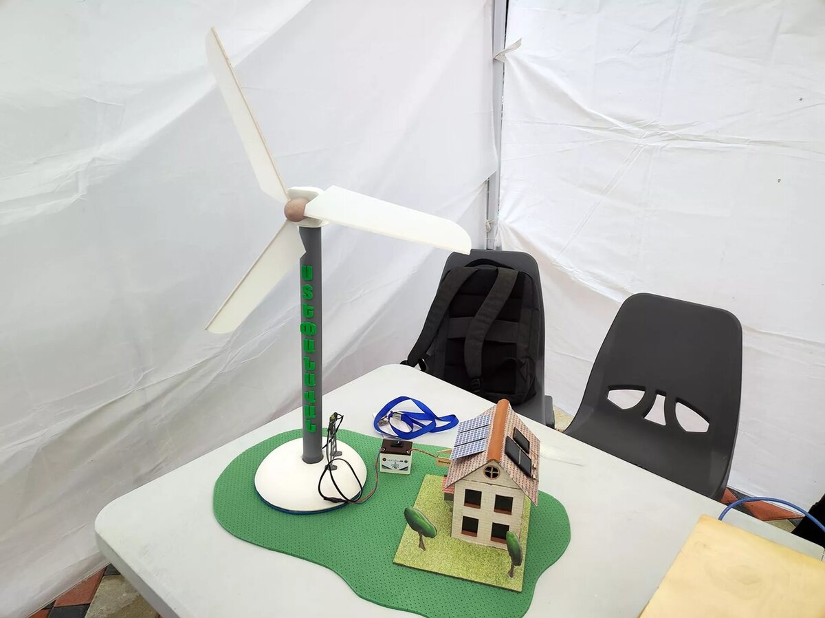 Модель ветряной и солнечной электростанции ученика школы №1 г. Степанаван Корюна Вермишяна © Sputnik
