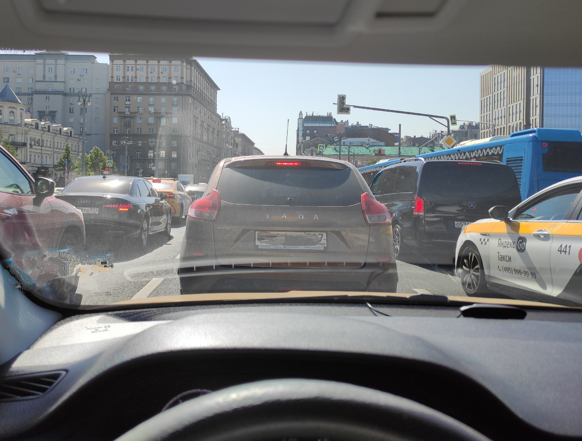 В такое солнце в пробке лучше стоять не за чистыми белыми авто, а за серыми и пыльными. Кстати, у таксиста справа окошко приоткрыто, хотя это К+