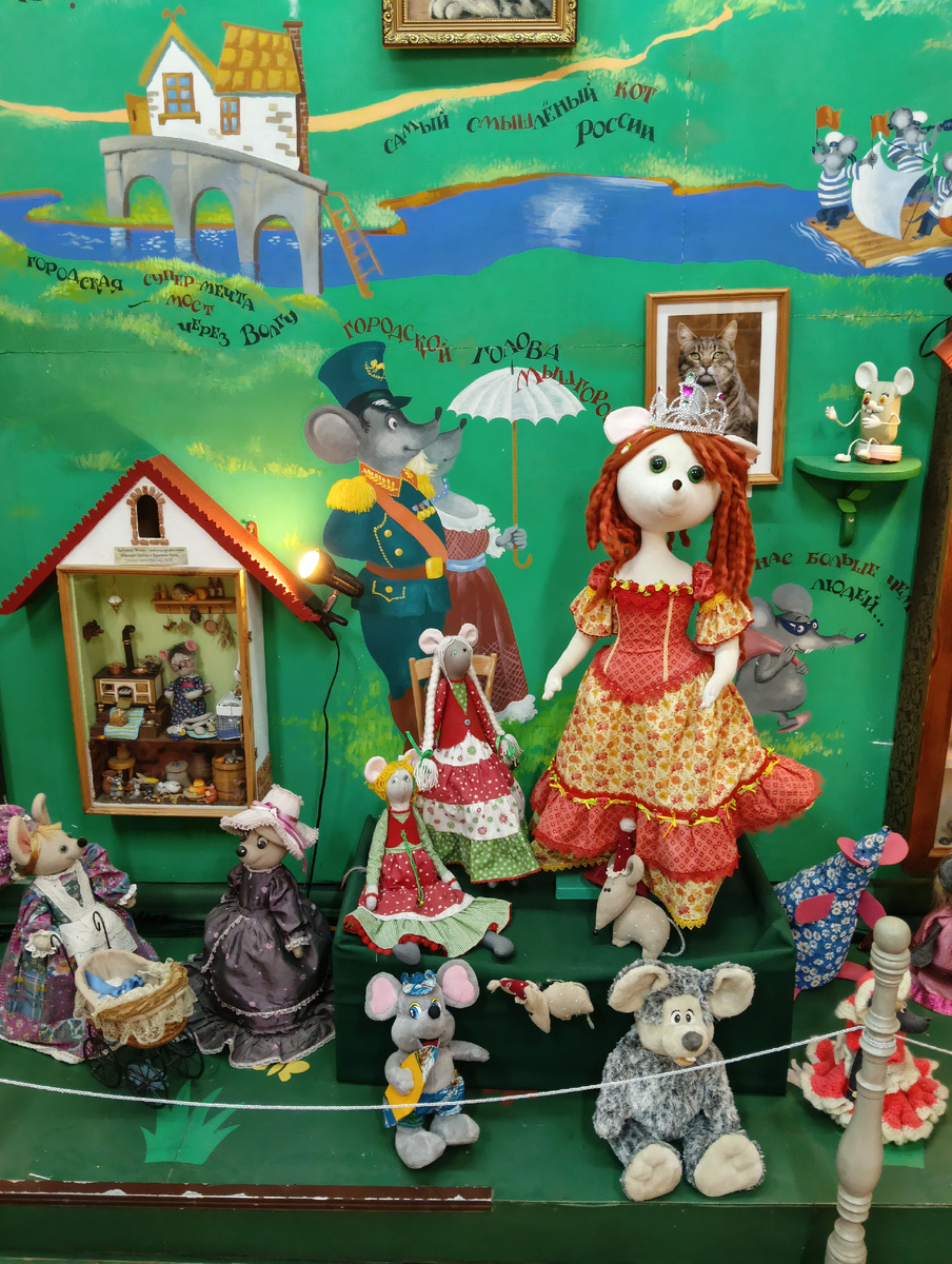 Можно пролистать галерею, чтобы увидеть разные виды игрушечных мышек (на фото представлена лишь часть экспонатов)