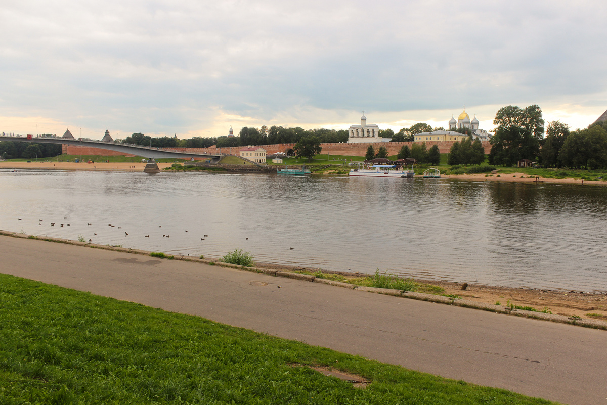Все фотографии в статье мои. На фото река Волхов и мост Александра Невского.