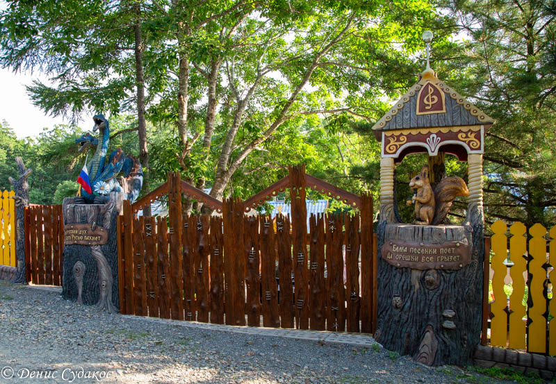 Вход в сказочное царство охраняет Змей Горыныч и вокалистка Белочка