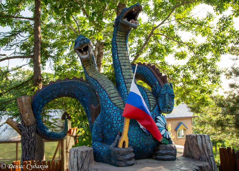 Во время экскурсий Горыныч еще и дым выдыхает из пасти