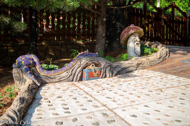 Змей над златом чахнет, да Гриб Боровичок по соседству живет