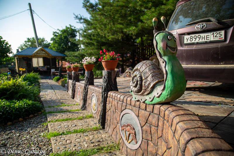 Опорная стенка у парковки.