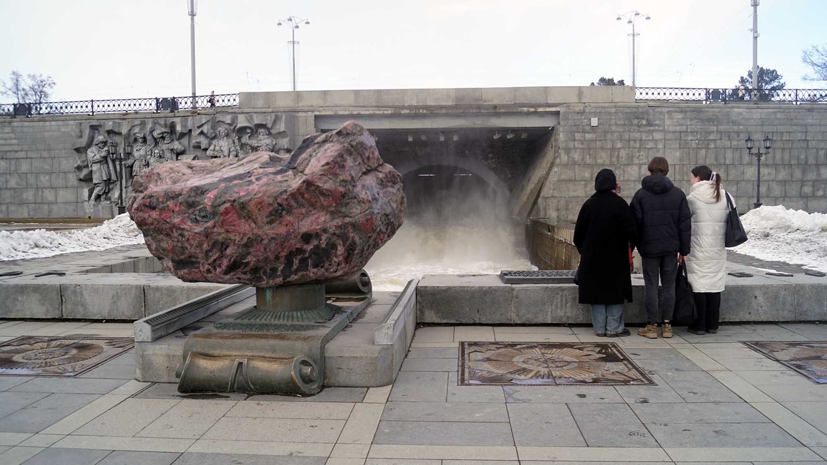 Плотина осталась в Екатеринбурге с тех самых времен. Со временем ее облицевали гранитом