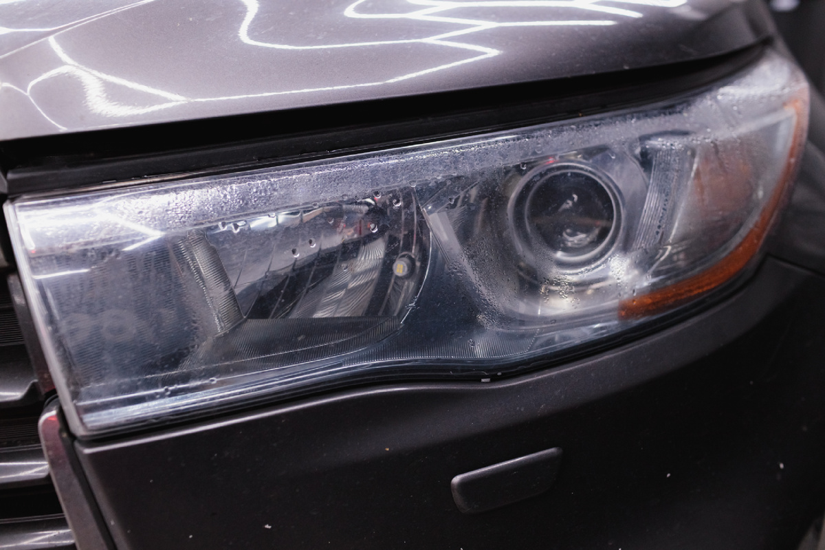 Иссточник фото: https://custom-heroes.ru/raboty/vid-uslugi/avtosvet/nashi-raboty/remont-far-toyota-highlander-iii-ustranyaem-zapotevanie-i-vosstanavlivaem-germetichnost/